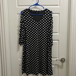 Cute dress with cut outs in sleeves